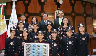 Fotografía de las autoridades que encabezaron el sorteo acompañados de las niñas y niños gritones de la Lotería Nacional.