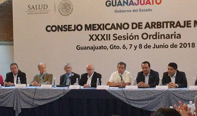 Participantes en el presidium del consejo mexicano de arbitraje médico