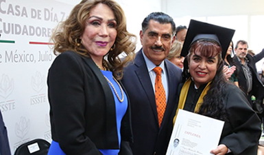 Entrega Castro López diplomas a graduados del curso “cuidadores de adultos mayores” impartido por la UNAM 