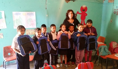 Empresa en Tijuana dona 250 mochilas con útiles escolares para alumnos del Conafe.
