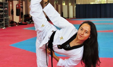 La seleccionada nacional de taekwondo poomsae, Ana Zulema Ibáñez Ramírez, regresó al país con dos preseas, oro y plata, del Campeonato Panamericano de Washington 2018