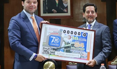 Fotografía donde posan con el billete del Sorteo Mayor, de izquierda a derecha: Mauricio Doehner Cobián y Eugenio Garza Riva Palacio.