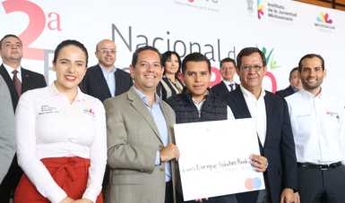 El Secretario del Trabajo,  Roberto Campa Crifrián entregando apoyos de vinculación laboral a jóvenes durante la Segunda Feria Nacional de Empleo para Jóvenes 2018 en Michoacán