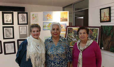 Maestra Lupita Garduño Marmolejo y alumnas del Centro Cultural San Francisco del INAPAM. 