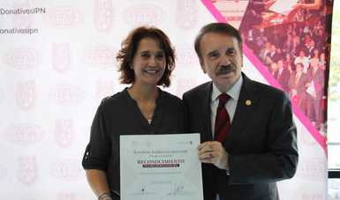 El Indesol recibió el reconocimiento a la "Labor Altruista de Apoyo al Instituto Politécnico Nacional", de manos de su Director General Mario Rodríguez