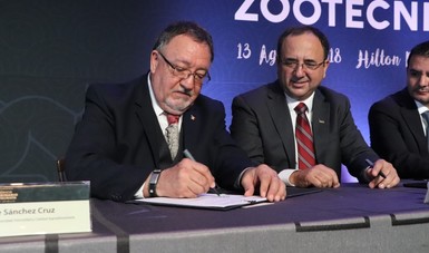 Enrique Sánchez Cruz y el presidente de la FedMVZ, Edmundo Villarreal González