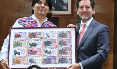 Fotografía donde posan con el billete del Sorteo Mayor, de izquierda a derecha: Fernando Andriacci y Eugenio Garza Riva Palacio.
