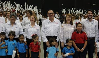 El director general del Conafe, Enrique Torres Rivera, encabezó la ceremonia de arranque del ciclo escolar 2018-2019, acompañado por Mariana Gómez de García, presidenta del Sistema Estatal DIF.