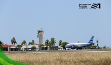 Panorámica del Aeropuerto Internacional de Puerto Escondido con la torre de control al fondo y aeronave
