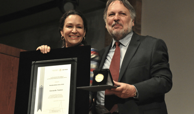 El fundador y director del Ensamble Tierra Mestiza recibió el galardón por sus aportaciones al legado artístico y cultural de México
