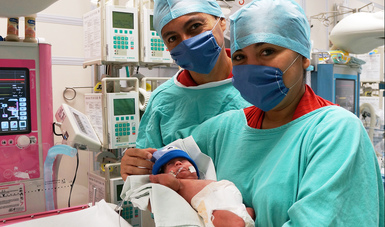 Padres junto a su bebé prematuro en el área de Cuidados Neonatales del IMSS Yucatán.