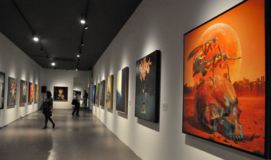 La muestra se desprende de la Colección Milenio Artes y exhibe 34 pinturas y 34 intervenciones a ejemplares del periódico