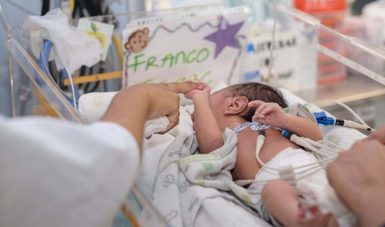 Imagen de recién nacido en un cunero conectado con equipo médico