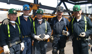 Grupo de mineros en Durango que exponen material rocoso que extrajeron de la mina. 