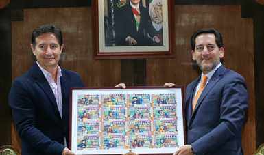 Fotografía donde posan con el billete del Sorteo Mayor, de izquierda a derecha: Roberto Gómez Fernandez y Eugenio Garza Riva Palacio.

 