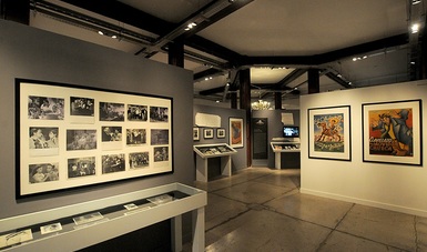 En una de las salas se observan carteles, fotografías y vitrinas de la muestra alojada en el Museo del Estanquillo.