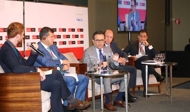 Imagen que muestra la participación del Secretario de Economía en el panel "The Economist México Summit"
