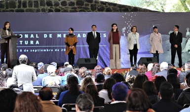 Marina Núñez, al micrófono, inaugura en Encuentro Nacional de Mediadores de Lectura, en Toluca, Estado de México.