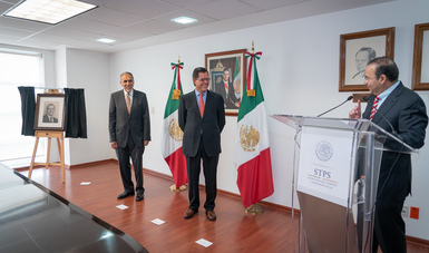 El secretario de Gobernación, Alfonso Navarrete Prida habla frente al secretario del Trabajo, Roberto Campa Cifrián y al Oficial Mayor de la Secretaría del Trabajo