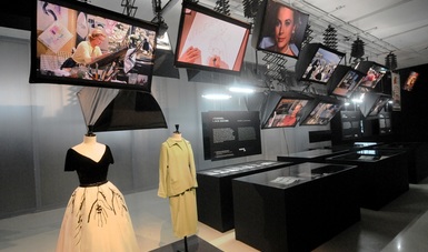 Vestuarios, pantallas y vitrinas con documentos algunas de las piezas expuestas en la exposición Hitchcock, más allá del suspenso, en la Cineteca Nacional.