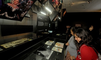 Visitantes a la Galería de la Cineteca Nacional observan algunos de los documentos expuestos en la muestra Hitchcock, más allá del misterio.