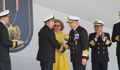 Secretario de Marina es condecorado con la Distinción a la Orden "Honor al Mérito Naval Comandante Pedro Campbell" en la categoría Gran Medalla, otorgada por el Comandante en Jefe de la Armada de la República Oriental de Uruguay Almirante Carlos Abilleira