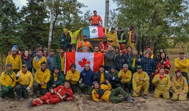 Combatientes de incendios forestales de Canadá y México en foto de grupo durante el fin de sus actividades en 2018.
