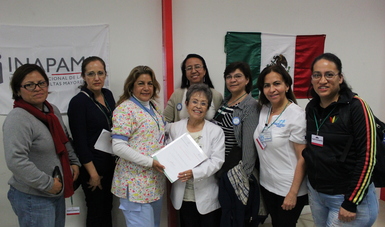 La doctora Rangel con alumnas de la Escuela para Cuidadores de Personas Adultas Mayores