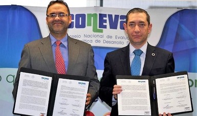 Gonzalo Hernández Licona Secretario Ejecutivo del CONEVAL y Ricardo Salgado Perrilliat, Titular de la SESNA, en la firma del Convenio 