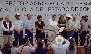 El Secretario de SAGARPA entregó incentivos al sector Agropecuario, Pesquero y Acuícola de la entidad, acompañado del Comisionado Nacional de Acuacultura y Pesca, Mario Aguilar Sánchez.