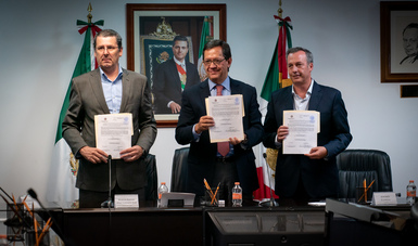 El Secretario de la STPS Roberto Campa y representantes de Aeroméxico y ASPA sosteniendo el contrato.