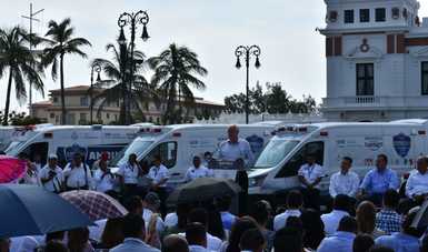 Entrega de ambulancias en el Puerto de Veracruz.