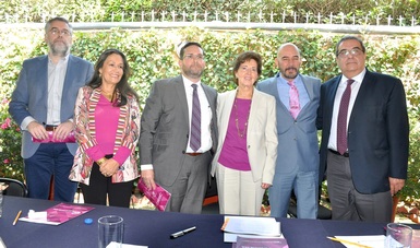 Posan para la cámara Alejandro Salafranca, Guillermo González, Saúl Juárez, María Cristina García Ceoeda, Roberto Cantoral y Ernesto Velázquez.