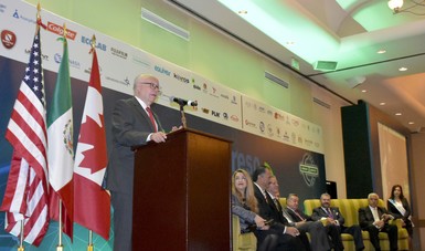 El Doctor José Narro Robles, hablando desde el podium, para inaugurar el 33° Congreso Internacional de Farmacias.