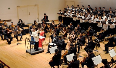 La agrupación estuvo acompañada por el Coro Sinfónico y los solistas del Ensamble Escénico Vocal del Sistema Nacional de Fomento Musical