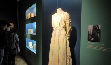 Vestido de largo para visita que fuera perteneciente a Remedios Varo, expuesto en el Museo de Arte Moderno.