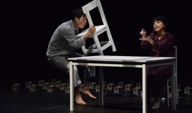 Pareja de actores japoneses interpretan el dolor de perder a los seres queridos en obra teatral.