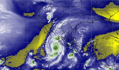 Imagen satelital sobre territorio nacional con filtros de humedad. 
Esta tarde Willa se intensificó a huracán categoría 4.