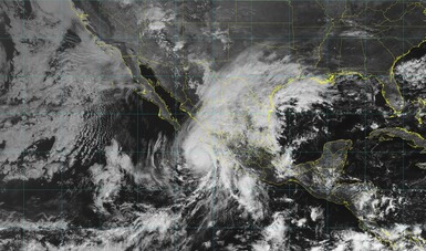 Imagen satelital sobre el territorio nacional.
Se observa el huracán Willa de categoría 5 sobre el Océano Pacífico.
Se recomienda extremar precauciones en Puerto Vallarta, Jalisco, por oleaje elevado.