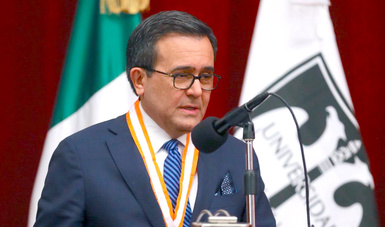 El Secretario Guajardo con la Medalla de la Anahuac