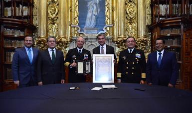 Entrega Tony Gali Clavis Palafoxiana al Almirante Vidal Franciso Soberón Sanz Secretario de Marina.