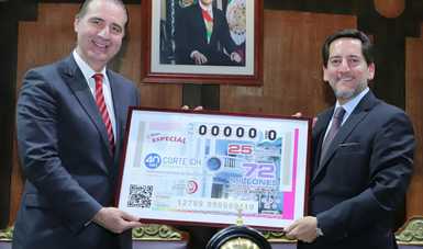 Fotografía donde posan con el billete del Sorteo Especial, de izquierda a derecha: Eduardo Ferrer Mac-Gregor Poisot y Eugenio Garza Riva Palacio.