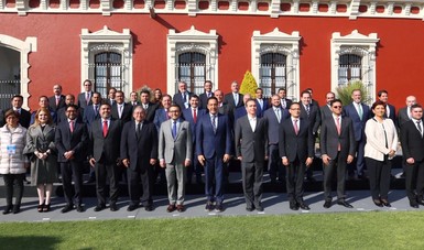 El Secretarío Ildefonso Guajardo acompañado de miembros de la CONAGO y otras Secretarías.