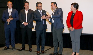 El Secretario Guajardo recibiendo el reconocimiento de las Cámara de Jalisco