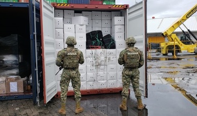 Elementos de la Secretaría de Marina - Armada de México custodiando los 100 kilogramos de presunta cocaína que fueron asegurados en el recinto portuario de Manzanillo, Colima.