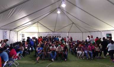 Imagen de migrantes centroamericanos en espera durante el evento