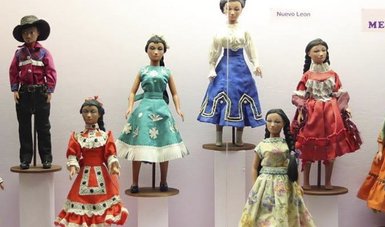 La muestra está integrada por 578 muñecas que portan trajes de ceremonia, danza y vida cotidiana de las diferentes regiones del país, explicó la socióloga Nieves Arias Sandi, directora del Museo de Culturas Populares del Estado de México