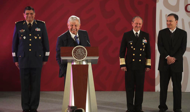 Presidente Andrés Manuel López Obrador acompañado de los secretarios de la Defensa Nacional, Marina y Seguridad y Protección Ciudadana