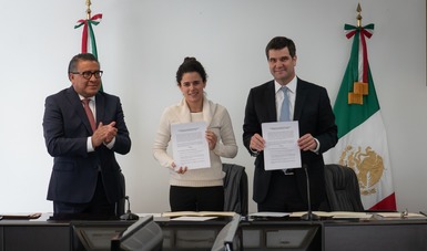 La secretaria Luisa Alcalde y el Máximo Vedoya mostrando el convenio de colaboración 
