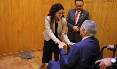 La Secretaria Luisa Alcalde saluda a Secretario General de la CTM Carlos Aceves del Olmo